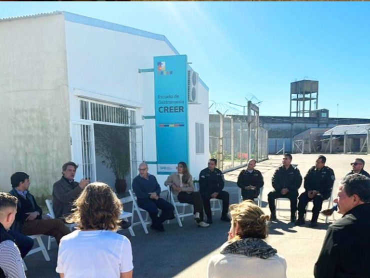 Reunión de trabajo en Florencio Varela para fortalecer el modelo de crudo asistido